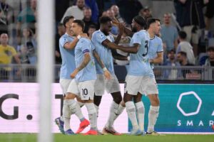 La Lazio stupisce tutti: a due punti dal secondo posto in Serie A e al comando nel girone di Europa League con tre vittorie. Sotto la guida di Baroni, i biancocelesti esprimono un calcio di alto livello, e con margini di crescita grazie ai nuovi talenti.